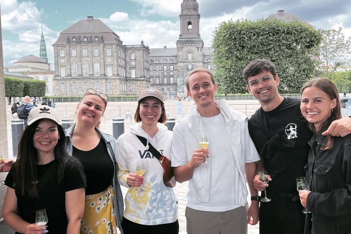 Deltagere nyder ølsmagning foran Christiansborg i København