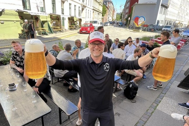 a statue of a man and a woman standing in front of a building