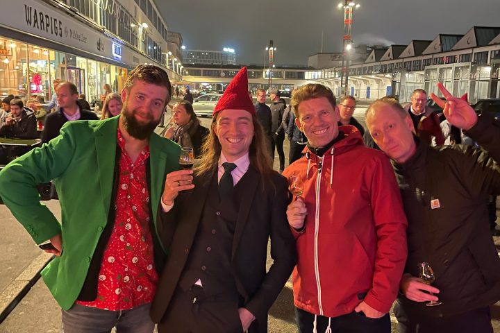 Kollegaer på julefrokost nyder ølsmagning under en BeerWalk med guidet byvandring i København.