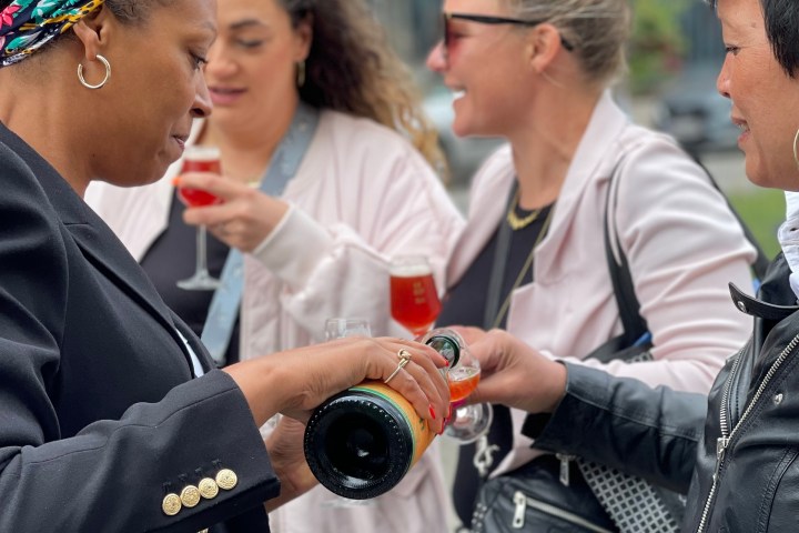 a persØlsmagning med Mikkeller-øl og historiefortællingon standing in front of a crowd