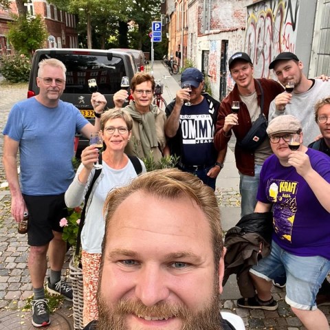 Tobias Aarhus guide in front of beerwalks guests