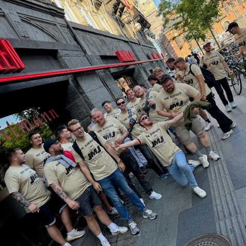 Grinende venner til polterabend nyder ølsmagning til BeerWalk