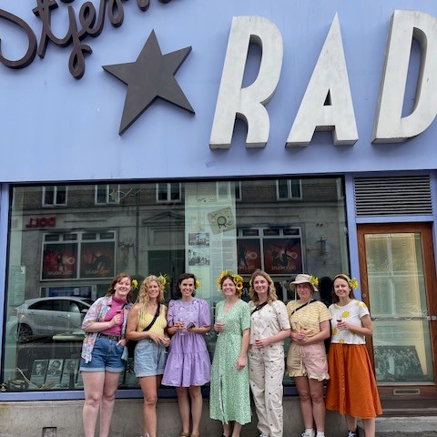 En gruppe kvinder til Polterabend med BeerWalks og ølsmagning foran Stjerne Radio på Vesterbro